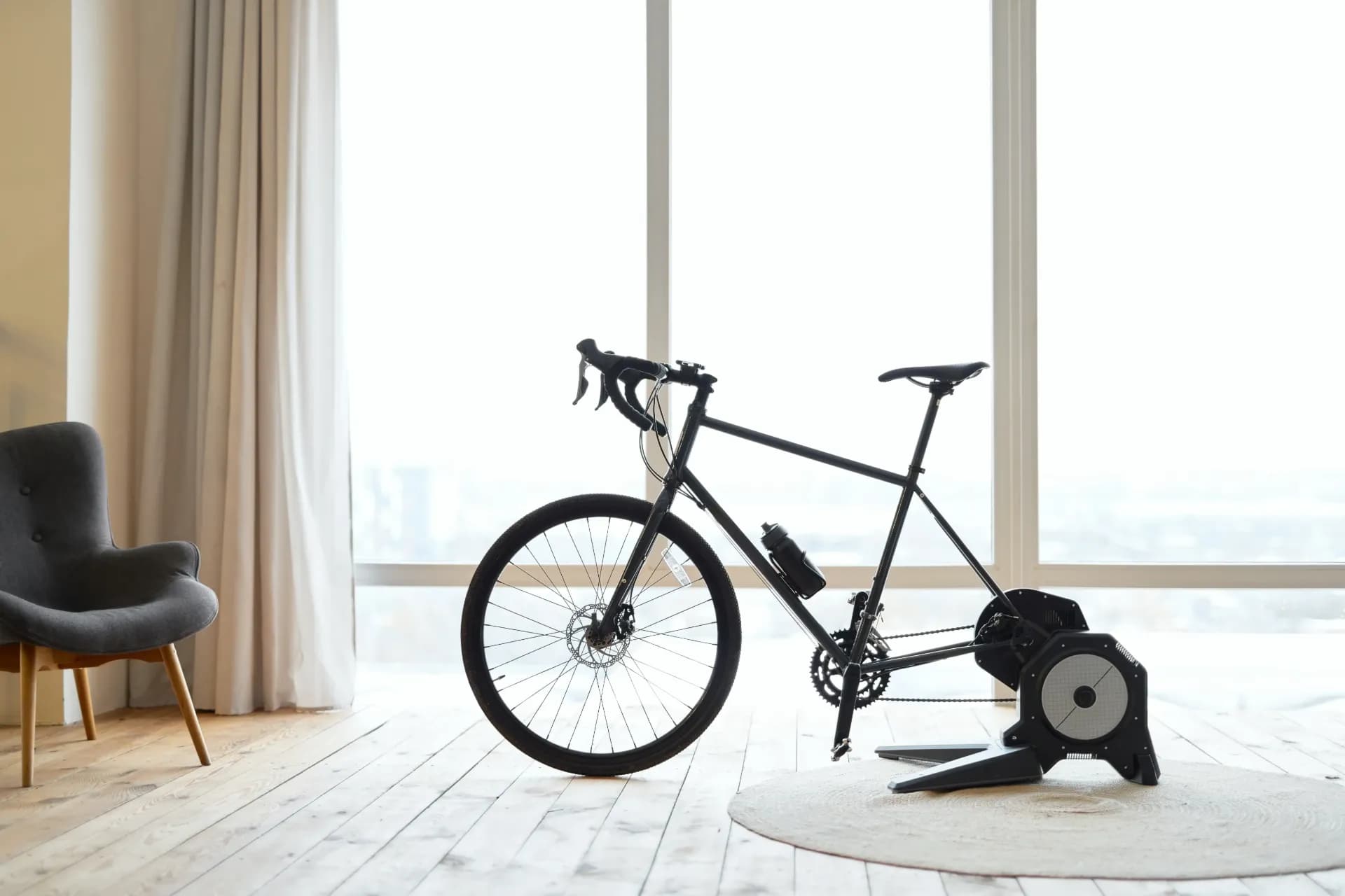 Rennrad-Training im Winter: Outdoor fahren oder auf der Rolle trainieren