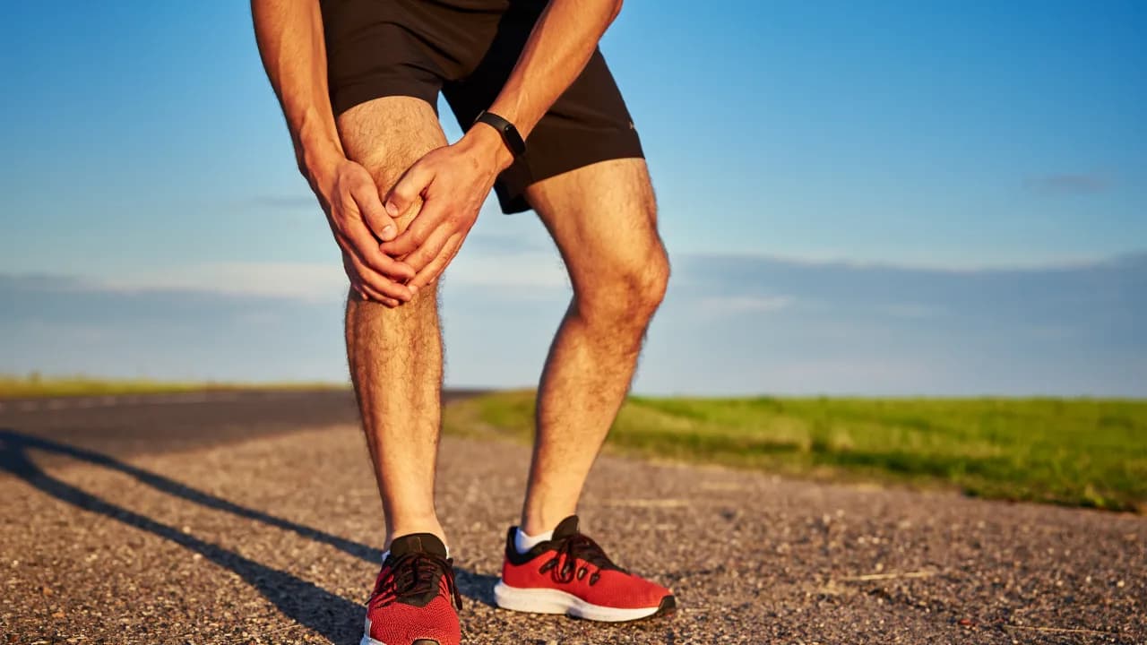 Knieschmerzen außen beim Laufen durch Supination: Ursachen und was wirklich hilft – Hero Bild